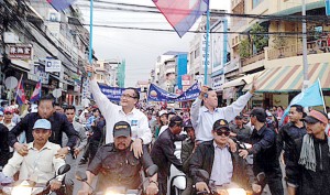 ​លោកសម រង្ស៊ី និងលោកកឹម សុខា ពេលហែក្បួនបាតុកម្ម 