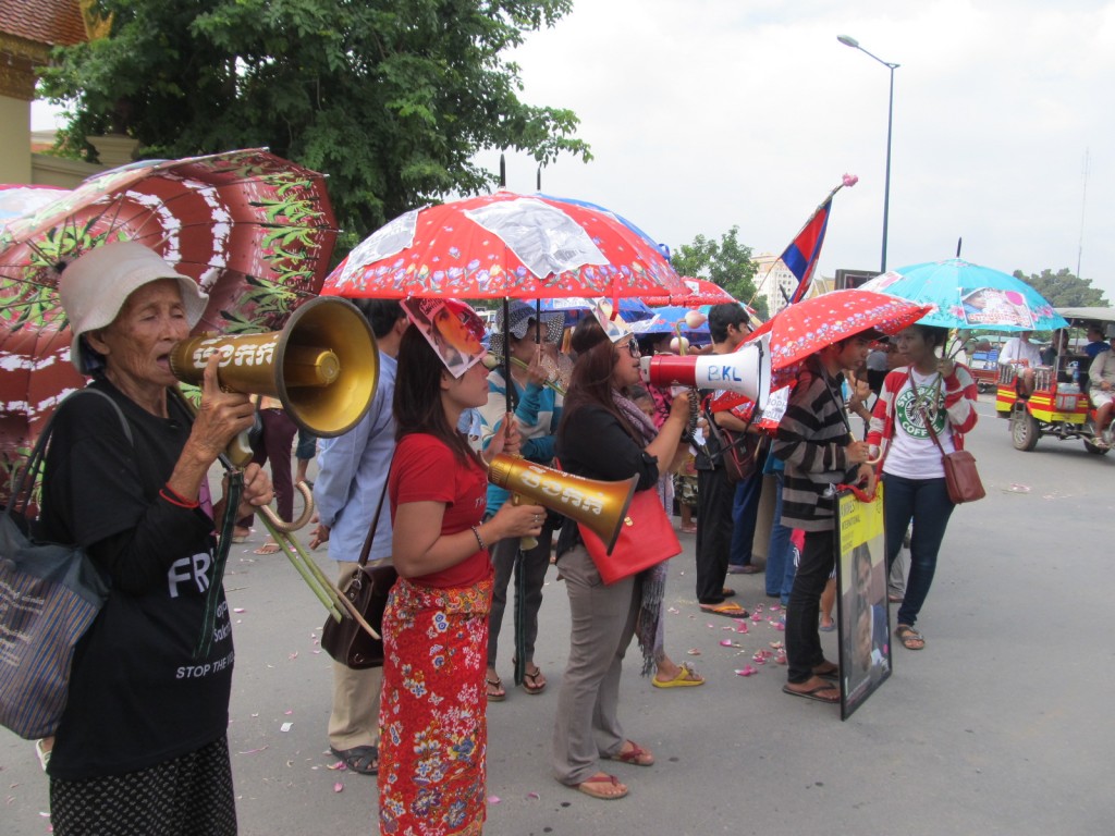 ប្រជាជនបឹងកក់ បុរីកីឡា និង ថ្មគោល នាំគ្នាធ្វើបាតុកម្មតវ៉ានៅខាងមុខតុលាការកំពូល។