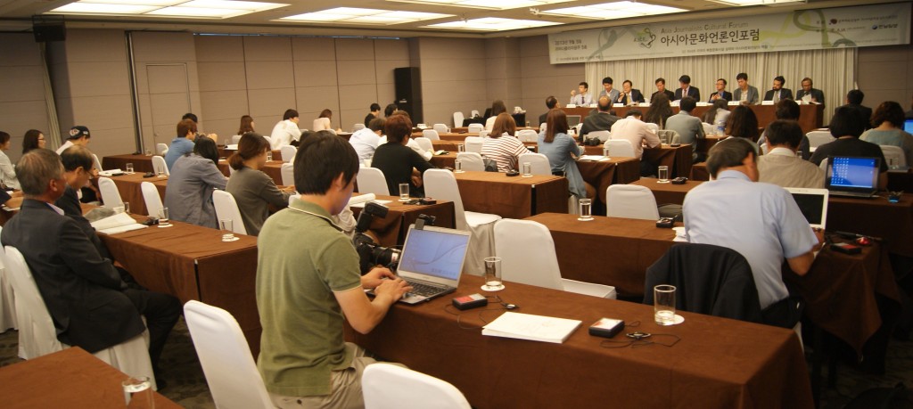 Participants and speakers at the “Asian Journalists’ Culture Forum” in Gwangju, South Korea, on September 5, 2013. 