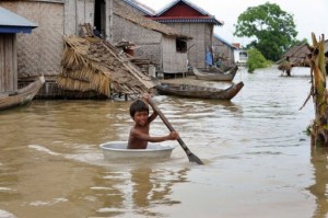 Flood-2011-boy-in-tub-AFP