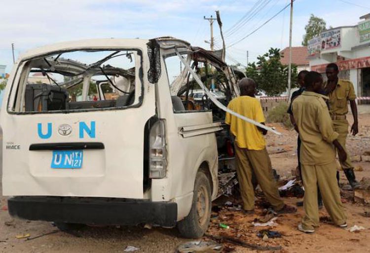Deux Kényans et sept gardes somaliens ont été tués lundi dans un attentat à la bombe contre un minibus transportant du personnel employé par les Nations unies dans la région du Puntland, dans le nord-est de la Somalie. Les islamistes d'Al Chabaab ont revendiqué l'attentat. /Photo prise le 20 avril 2015/REUTERS/Feisal Omar