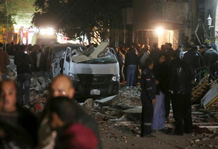 Damaged cars are seen at the scene of a bomb blast in Giza, Egypt, January 21, 2016. A bomb attack killed six people, including three policemen, on Thursday near a road leading to the pyramids in the Cairo suburb of Giza, security sources said. REUTERS/Mohamed Abd El Ghany