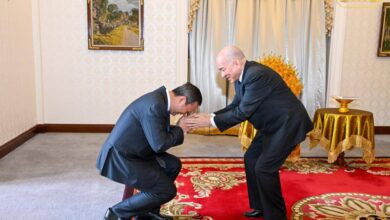 Photo of សម្តេចធិបតី ហ៊ុន ម៉ាណែត ក្រាបបង្គំគាល់ព្រះមហាក្សត្រ ដើម្បីគោរពទូលថ្វាយអំពីលទ្ធផលរាជរដ្ឋាភិបាល ទើបសម្រេចបានការចុះបញ្ជីបូជនីយដ្ឋានចងចាំនៃកម្ពុជា