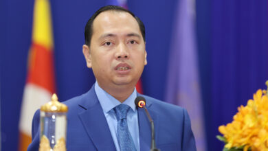 Photo of ​ក្រសួង​ព័ត៌មាន ស្នើសាធារណជនឱ្យឈប់​បន្ទាន់នូវការកាត់តរូបភាពដែលបង្កឱ្យមានការបញ្ឆេះកំហឹង ឬរើងអើងពូជសាសន៍  ស្រប​តាមគោលការណ៍សន្តិភាព