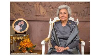 Photo of សម្តេចព្រះមហាក្សត្រី ព្រះវររាជមាតាជាតិខ្មែរ ប្រោសព្រះរាជទានព្រះរាជទ្រព្យដ៏ឧត្តុង្គឧត្តម ចំនួន 100,000 USD ជូនកាកបាទក្រហមកម្ពុជា សម្រាប់ចូលរួមជួយប្រជារាស្ត្រភៀសសឹក