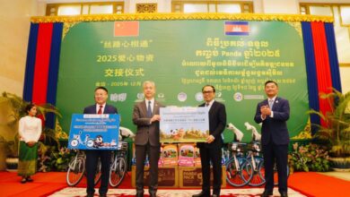 Photo of មូលនិធិចិនដើម្បីអភិវឌ្ឍជនបទផ្តល់ កញ្ចប់ផែនដា និងកង់ចំនួន២៥០០គ្រឿង សម្រាប់ចែកដល់សិស្សានុសិស្សនៅតាមសាលាចំនួន១២៨ ស្ថិតនៅរាជធានីភ្នំពេញ និងខេត្តចំនួន១២