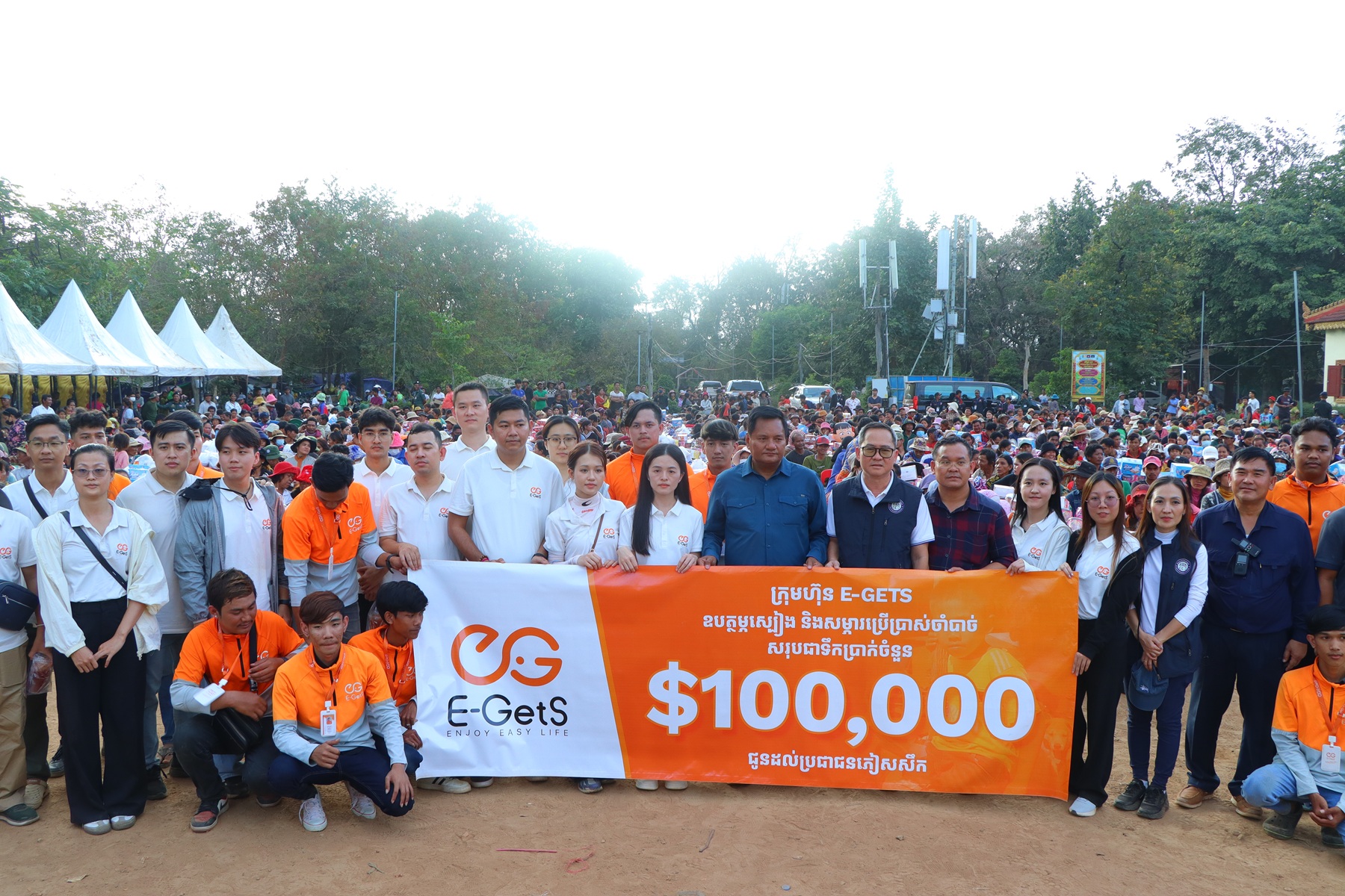 Photo of ពលរដ្ឋភៀសសឹក១០០០គ្រួសារនៅជំរំ«បាត់ថ្កៅ​» ស្រុកចុងកាល់ ទទួលបានតង់ សម្ភារប្រើប្រាស់ចាំបាច់ គ្រឿងឧបភោគបរិភោគ រួមទាំងថវិកាមួយចំនួន ពីក្រុមហ៊ុន E-GetS