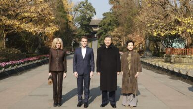 Photo of លោកXi Jinpingប្រធានរដ្ឋចិនធ្វើការផ្លាស់ប្តូរជាមិត្តភាពជាមួយលោកEmmanuel Macronប្រធានាធិបតីបារាំងនៅក្រុងChengdu