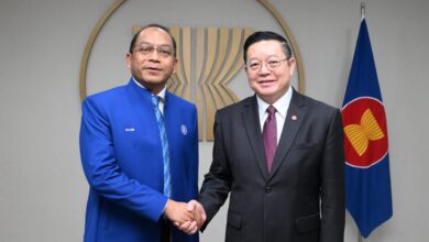 Photo of ឯកឧត្តមបណ្ឌិត កៅ គឹមហួន អគ្គលេខាធិការអាស៊ានទទួលជួបពិភាក្សាការងារជាមួយដាតុ Ir. Ts. Abdul Razib Dawood នាយកប្រតិបត្តិនៃមជ្ឈមណ្ឌលថាមពលអាស៊ាន (ACE)