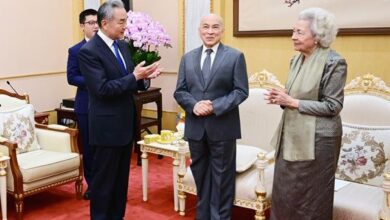 Photo of លោក Wang Yi សមាជិកការិយាល័យនយោបាយនៃគណៈកម្មាធិការមជ្ឈិមបក្សកុម្មុយនីស្តចិនចូលគាល់និងសួរព្រះរាជសុខទុក្ខព្រះករុណាព្រះបាទសម្ដេចព្រះបរមនាថ នរោត្ដម សីហមុនី ព្រះមហាក្សត្រ នៃព្រះរាជាណាចក្រកម្ពុជា និងសម្ដេចព្រះមហាក្សត្រី នរោត្តម មុនិនាថ សីហនុ