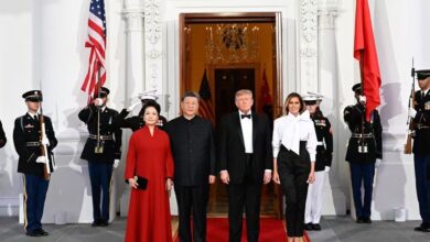 Photo of លោក Xi Jinping និងលោកស្រី Peng Liyuan ជាភរិយាអញ្ជើញចូលរួមពិធីលៀងសាយភោជន៍ផ្លូវរដ្ឋដែលរៀបចំដោយលោក Donald Trump ប្រធានាធិបតីអាមេរិកនិងលោកស្រី Melania Trump ជាភរិយា