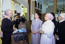 Photo of លោកស្រី Peng Liyuan បានទទួលទានតែនិងទស្សនាការតាំងពិព័រណ៍សិប្បកម្មខ្នាតតូច ជាមួយលោកស្រី Istizal ភរិយាលោកប្រធានាធិបតីអេហ្ស៊ីប