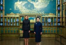 Photo of លោកស្រី Peng Liyuan និងលោកស្រី Melania Trump ភរិយារបស់លោក Donald Trump ប្រធានាធិបតីអាមេរិកអញ្ជើញទស្សនាសារមន្ទីរជាតិសិល្បៈអាស៊ី