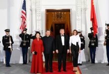 Photo of លោក Xi Jinping និងលោកស្រី Peng Liyuan ជាភរិយាអញ្ជើញចូលរួមពិធីលៀងសាយភោជន៍ផ្លូវរដ្ឋដែលរៀបចំដោយលោកDonald Trump ប្រធានាធិបតីអាមេរិកនិងលោកស្រី Melania Trump ជាភរិយា