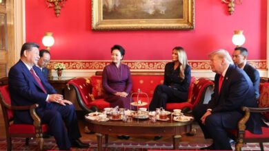 Photo of លោក Xi Jinping ប្រធានរដ្ឋចិននិងលោកស្រី Peng Liyuan ជាភរិយាពិសាតែ​ពិភាក្សា​ការងារ​ជាមួយ​លោក Donald Trump ប្រធានាធិបតីអាមេរិក និងលោកស្រី Melania Trump ជាភរិយា